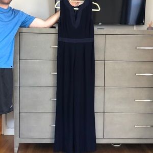 Vince Camuto navy jumpsuit w pockets, keyhole neck